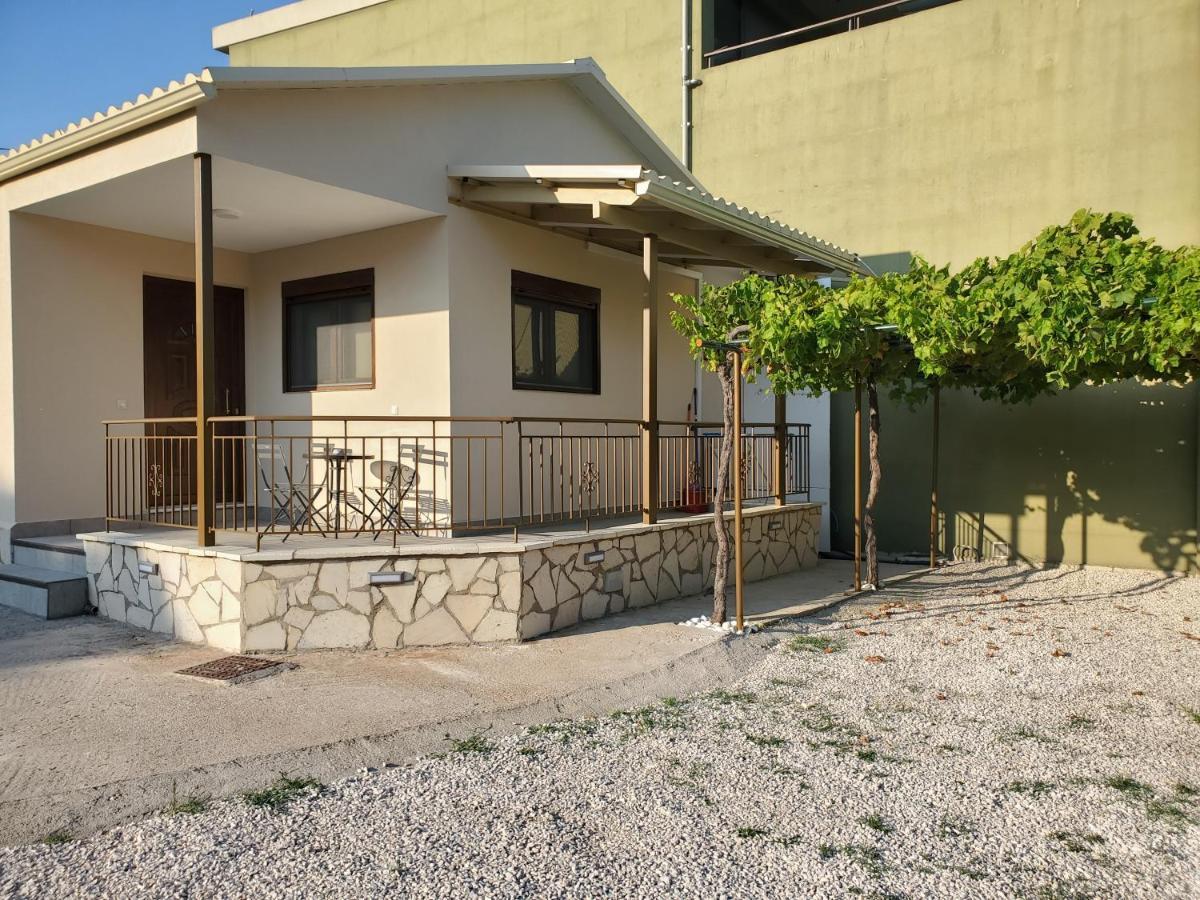 Backyard Apartment Kalligoni Luaran gambar